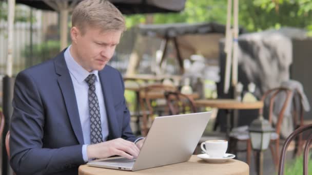 Wütender Geschäftsmann arbeitet frustriert am Laptop — Stockvideo