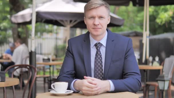 Pollici su da uomo d'affari seduto nel caffè all'aperto — Video Stock