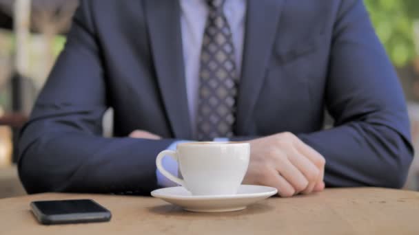 Gros plan de l'homme d'affaires buvant du café — Video