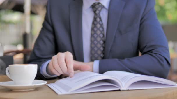 Close Up of Book, Homem de negócios de leitura — Vídeo de Stock