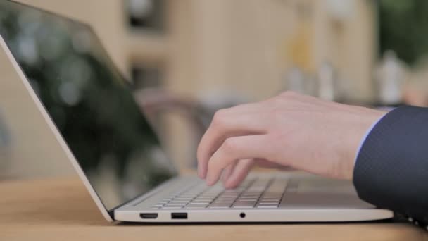 Tippen auf der Laptop-Tastatur, im Freien — Stockvideo