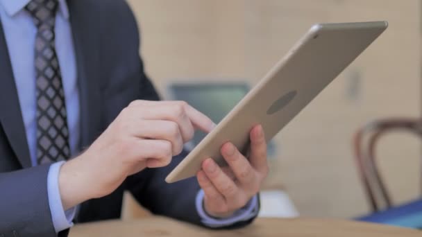 Close-up de homem de negócios usando tablet — Vídeo de Stock