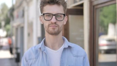 Hayır Genç Adam Açık Ayakta Iken Reddederek