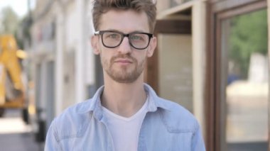 Merhaba, Açık Ayakta Casual Genç Adam Karşılama