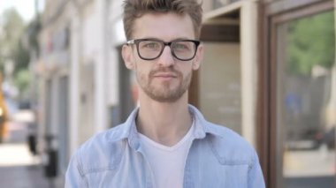 Casual Genç Adam Açık Ayakta Iken Yeni İnsanlar Davet