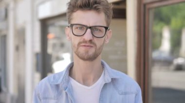 Kızgın Casual Genç Adam Açık Bağırıyor