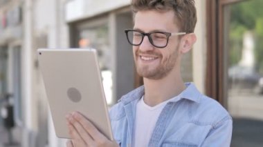 Genç adam tarafından tablet açık görüntülü sohbet