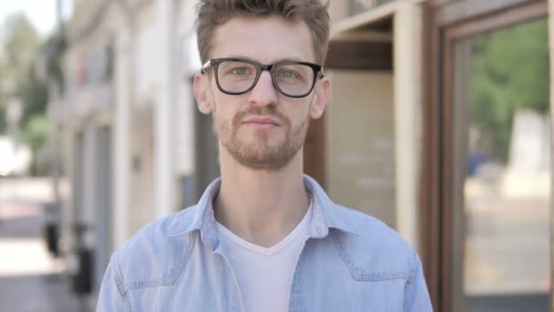 Daumen runter von lässigem jungen Mann, der draußen auf der Straße steht — Stockvideo