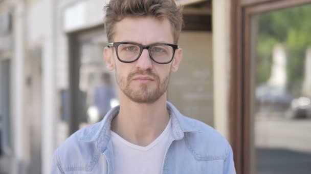 Příležitostný mladý muž rozčílený výsledky stojící venku — Stock video