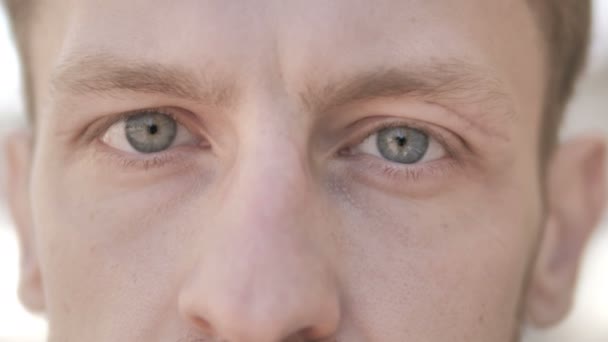 Ослепляющие глаза казуального молодого человека — стоковое видео