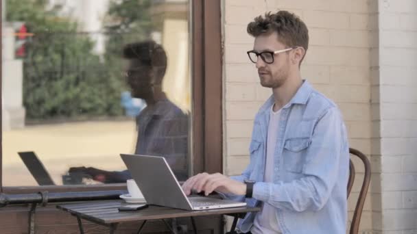 Cheering Genç Adam Laptop Üzerinde Çalışan, Açık Oturan — Stok video
