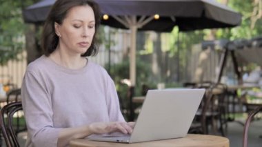 Sırt Ağrısı Ile Yaşlı Kadın Laptop Açık Çalışma