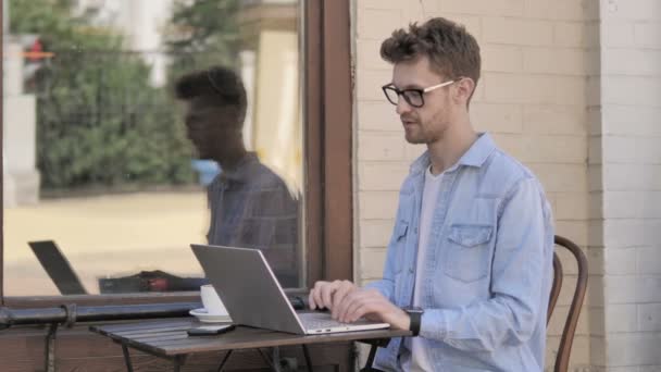 Dizüstü Bilgisayarda Genç Adam tarafından Online Görüntülü Sohbet, Açık Oturma — Stok video