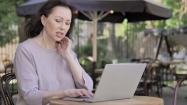 Laptop Açık kullanma Boyun Ağrısı ile Yaşlı Kadın