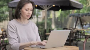 Üzgün Yaşlı Kadın Laptop Kayıp tepki, Açık Oturan