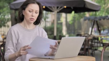 Yaşlı Kadın Okuma Kağıtları, Açık Kafe'de Oturan