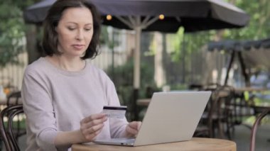 Old Woman Açık Oturan Tarafından Başarılı Online Alışveriş