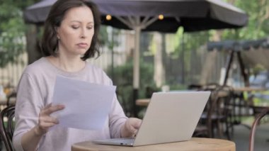 Açık Cafe Laptop kullanma Yaşlı Kadın tarafından Evrak