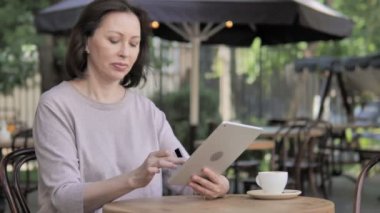 Yaşlı Kadın Açık Oturan tarafından Tablet ile Başarılı Online Alışveriş