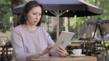 Tablet Kullanan Şok Yaşlı Kadın, Açık Kafede Oturuyor