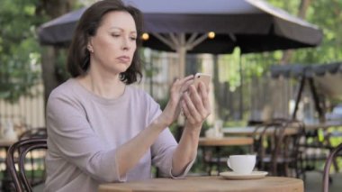 Yaşlı Kadın Açık Kafe'de Oturan Akıllı Telefon Kullanma