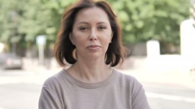 Ciddi Yaşlı Kadının Dış Mekan Portresi