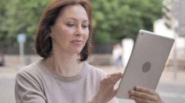 Yaşlı Kadın tarafından Tablet Online Görüntülü Sohbet, Road Tarafından Açık Ayakta