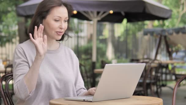 Chat de Video de Old Woman vía Laptop, Sentado en el Café al Aire Libre — Vídeos de Stock