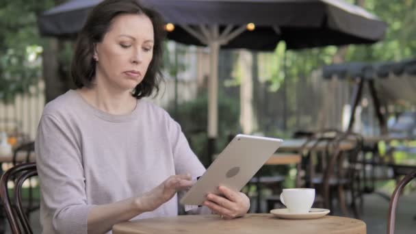 Online-Shopping-Ausfall auf Tablet für alte Frau, die draußen sitzt — Stockvideo