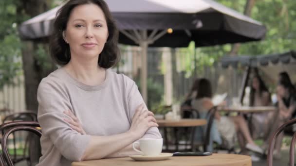 Daumen hoch von alter Frau, die im Café sitzt — Stockvideo