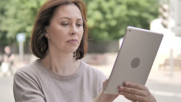 Vecchia donna che utilizza tavoletta, in piedi all'aperto sul sentiero — Video Stock