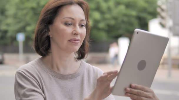 Online Video Chat on Tablet by Old Woman, De pé ao ar livre por estrada — Vídeo de Stock