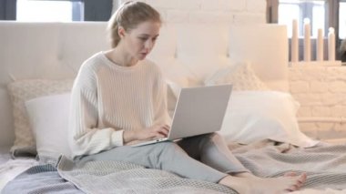 Yatakta Laptop Sonuçları Merak Şok Genç Kadın