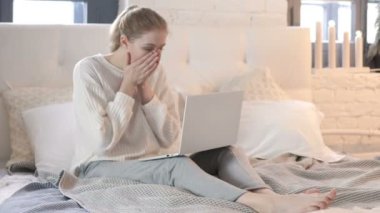 Genç Kadın Yatakta Otururken Laptop'ta Kayba Tepki Veriyor