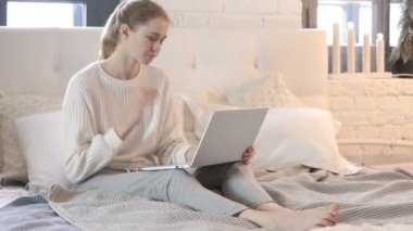 Yatakta Laptop Çalışma Boyun Ağrısı ile Yorgun Genç Kadın