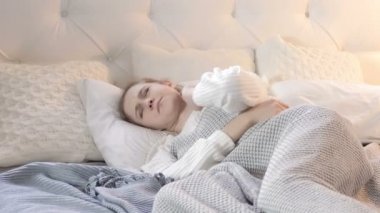 Yatakta Boyun Ağrısı Olan Rahatsız Uyuyan Kadın