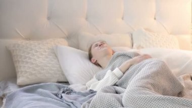 Yatakta Sırt Ağrısı ile Rahatsız Uyuyan Kadın