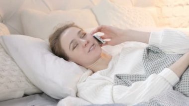 Yatakta Yatarken Telefonda Konuşan Genç Kadın