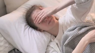 Baş Ağrısı Yatakta Yatan Genç Kadının Üst Görünümü