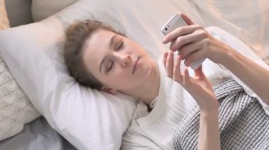 Yatakta Akıllı Telefon Kullanan Genç Kadının ÜstGörünümü, Tarama