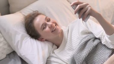 Yatakta Yatan Genç Kadının Online Görüntülü Sohbetin En İyi Görünümü