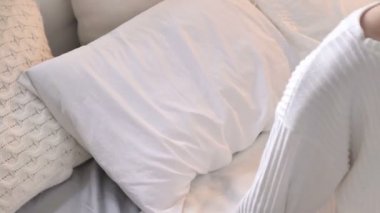 Genç Kadın Uyku Için Yatakta Geliyor ve Döşeme