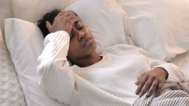 Baş Ağrısı Yatakta Yatan Genç Afrikalı Kadının Üst Görünümü