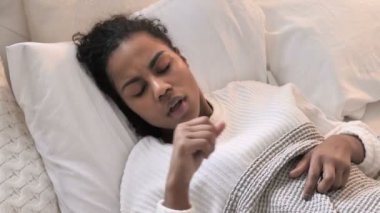 Yatakta Uyurken Öksüren Hasta Genç Afrikalı Kadının Üst Görünümü