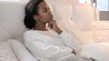 Yatakta Yatan Pensive Düşünme Genç Afrikalı Kadın