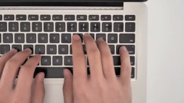 dizüstü bilgisayarda yazarak el Üstten Görünüm