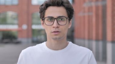 Genç Adam Fırsat Arıyor, Arıyor