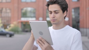 Tablet kullanarak genç adam açık portresi