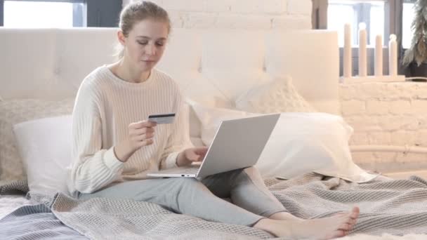 ベッドに座っている女性は、オンラインショッピングの失敗によって動揺 — ストック動画