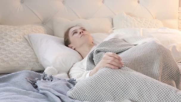Gestörte junge Frau, die im Bett schlafen will, Unruhe — Stockvideo